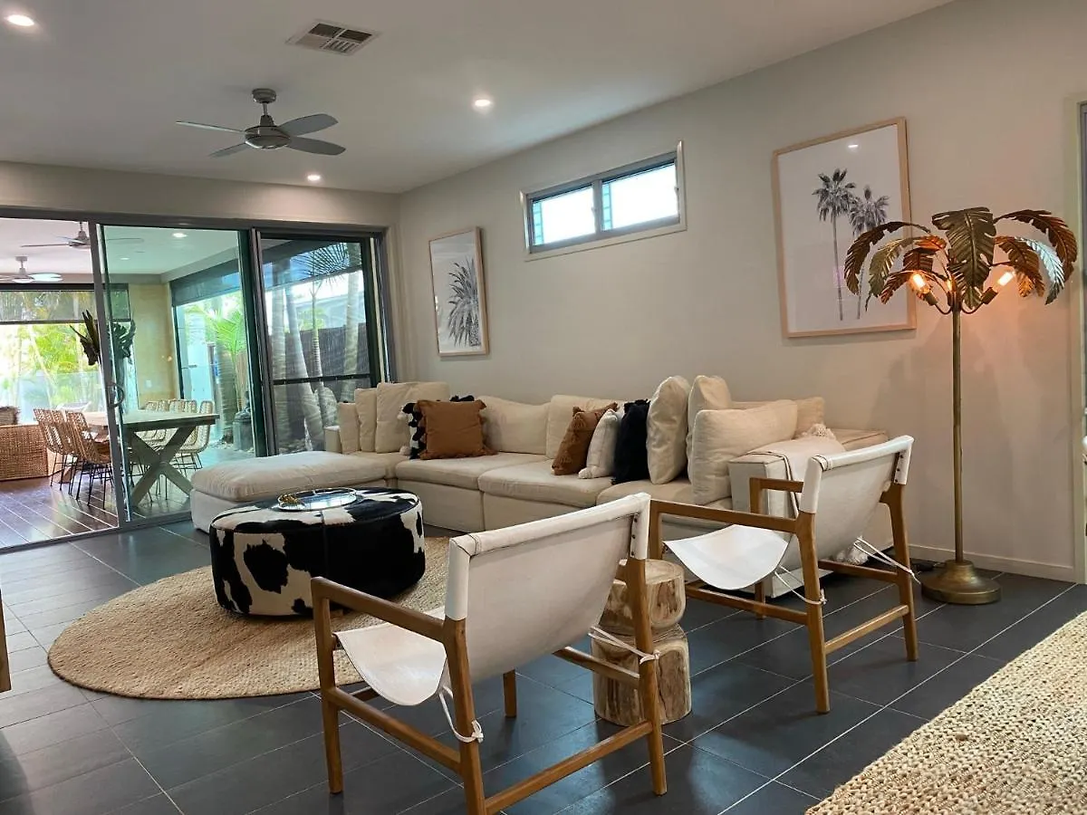 The Palm - Beachside Home With Heated Pool, Cinema & Games Room Mudjimba