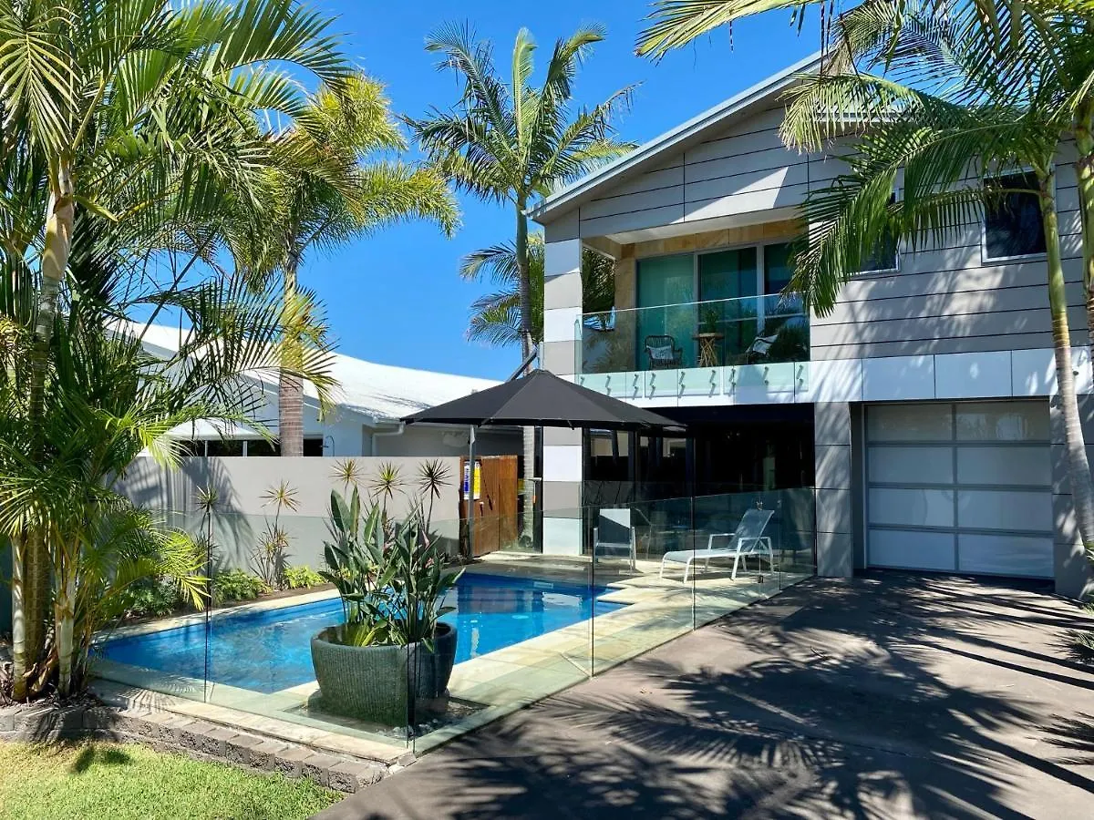 The Palm - Beachside Home With Heated Pool, Cinema & Games Room Mudjimba
