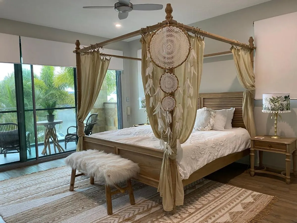 The Palm - Beachside Home With Heated Pool, Cinema & Games Room Mudjimba 0*,
