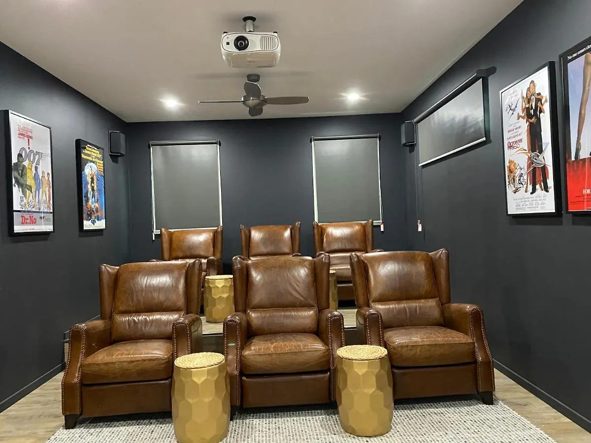 The Palm - Beachside Home With Heated Pool, Cinema & Games Room Mudjimba Holiday home