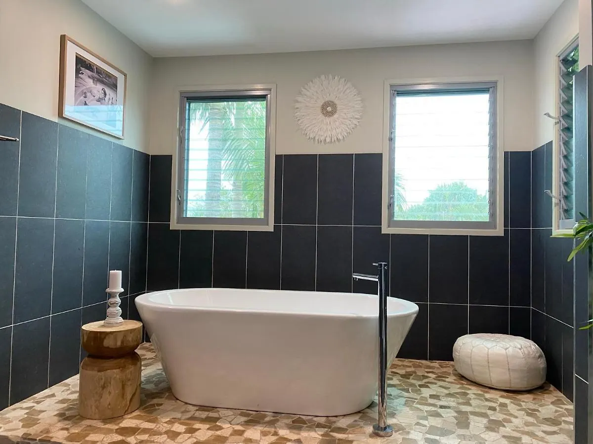 The Palm - Beachside Home With Heated Pool, Cinema & Games Room Mudjimba Holiday home