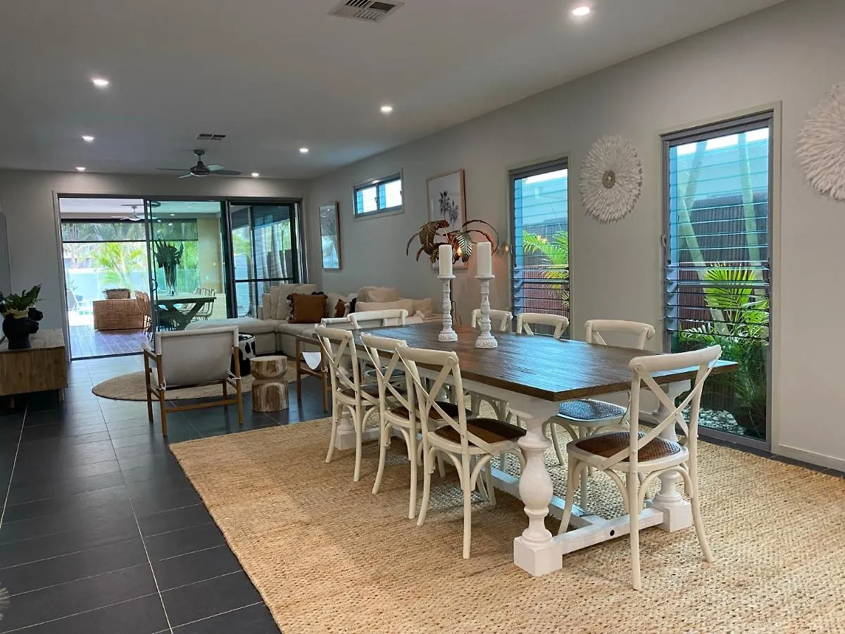 The Palm - Beachside Home With Heated Pool, Cinema & Games Room Mudjimba Holiday home